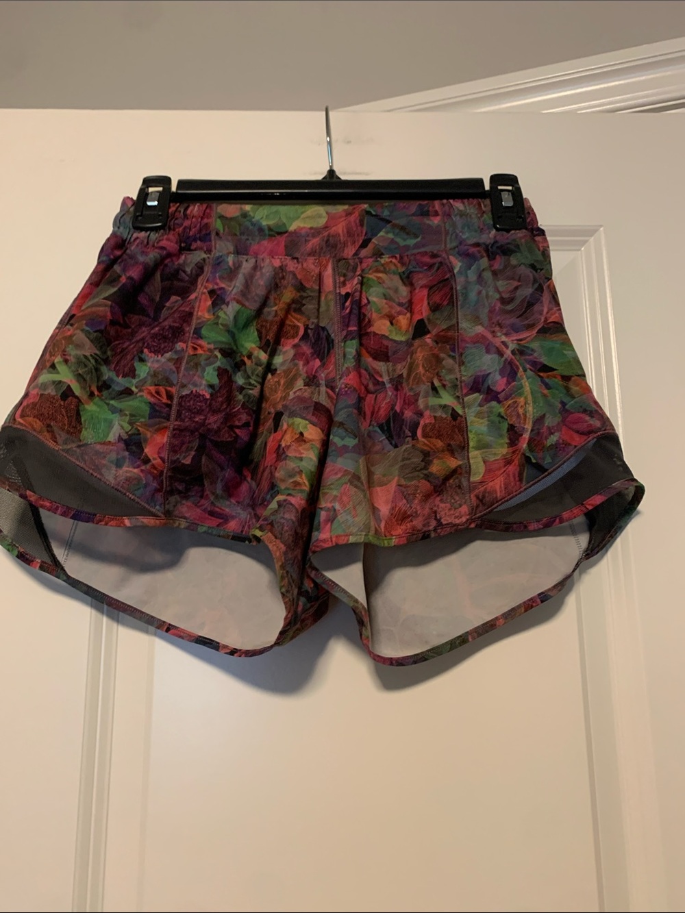 lululemon athletica Multicolor Floral-Print Hotty Hot Shorts, Sz 6, 4in, GUC